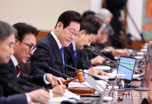 [서울=뉴시스] 최동준 기자 = 이재명 대통령이 30일 청와대에서 열린 국무회의에서 의사봉을 두드리며 개회 선언을 하고 있다. (청와대통신사진기자단) 2025.12.30. photocdj@newsis.com