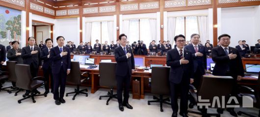 [서울=뉴시스] 최동준 기자 = 이재명 대통령과 국무위원들이 30일 청와대에서 열린 국무회의에서 국민의례를 하고 있다. 2025.12.30. photocdj@newsis.com