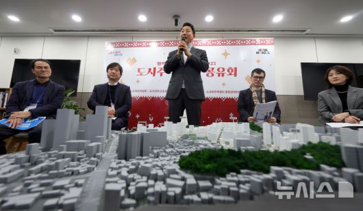 [서울=뉴시스] 홍효식 기자 = 오세훈 서울시장이 30일 서울시청에서 열린 2025 도시주택 성과 공유회에 참석해 환영사하고 있다. 2025.12.30. yesphoto@newsis.com