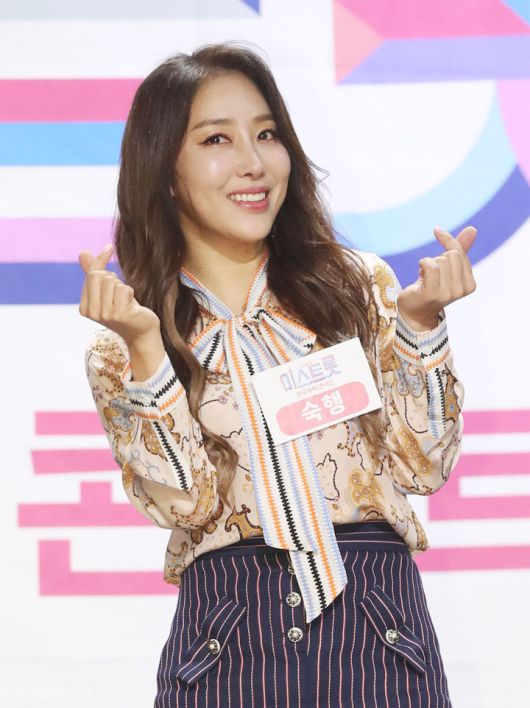 [서울=뉴시스] 박미소 수습기자 = 숙행이 25일 오후 서울 마포구 하나투어 브이홀에서 열린 '미스트롯 전국투어 라이브 콘서트 제작발표회'에서 포즈를 취하고 있다. 2019.04.25. misocamera@newsis.com *재판매 및 DB 금지