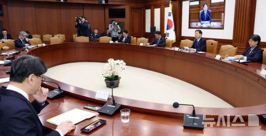 [서울=뉴시스] 추상철 기자 = 구윤철 부총리 겸 기획재정부 장관이 31일 오전 서울 종로구 정부서울청사에서 열린 경제관계장관회의 겸 성장전략 TF에서 발언하고 있다. 2025.12.31. scchoo@newsis.com