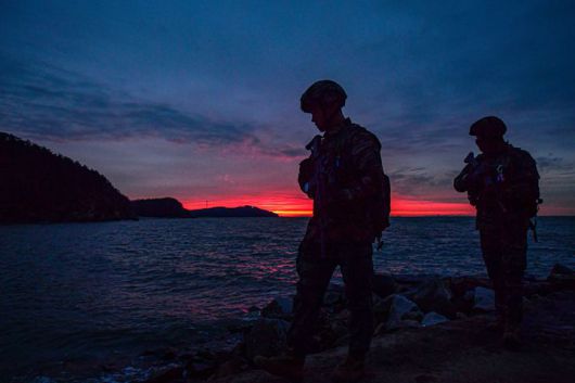[서울=뉴시스] 지난 22일 서해 최전방 말도에서 해병대 장병들이 일출 시간 해안경계작전 임무(수제선 정찰)를 수행하고 있다. 사진은 기사 내용과 무관. (사진=해병대사령부 제공). 2025.12.31. photo@newsis.com *재판매 및 DB 금지