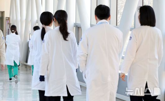 [서울=뉴시스] 홍효식 기자 = 서울 시내 한 대학병원에서 의사들이 이동하고 있다. 2025.12.31. yesphoto@newsis.com
