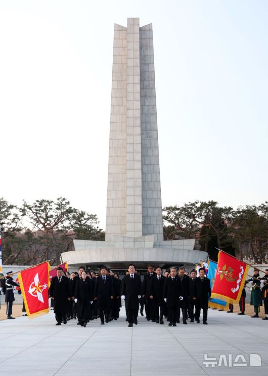 [서울=뉴시스] 고범준 기자 = 이재명 대통령이 1일 서울 동작구 국립서울현충원 현충탑 참배를 마친 뒤 돌아서고 있다. 2026.01.01. bjko@newsis.com