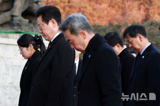 [서울=뉴시스] 고범준 기자 = 이재명 대통령이 1일 서울 동작구 국립서울현충원 현충탑을 참배, 묵념하고 있다. 2026.01.01. bjko@newsis.com