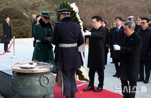 [서울=뉴시스] 고범준 기자 = 이재명 대통령이 1일 서울 동작구 국립서울현충원 현충탑에 헌화하고 있다. 2026.01.01. bjko@newsis.com