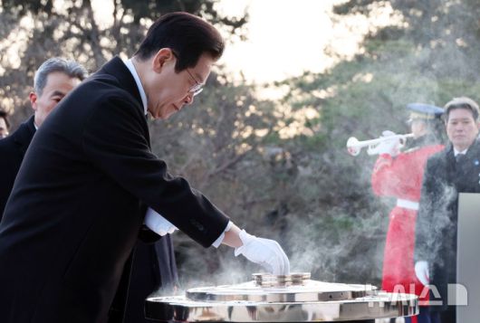 [서울=뉴시스] 고범준 기자 = 이재명 대통령이 새해 첫 날 1일 서울 동작구 국립서울현충원 현충탑에 참배하며 분향하고 있다. (청와대통신사진기자단) 2026.01.01. bjko@newsis.com