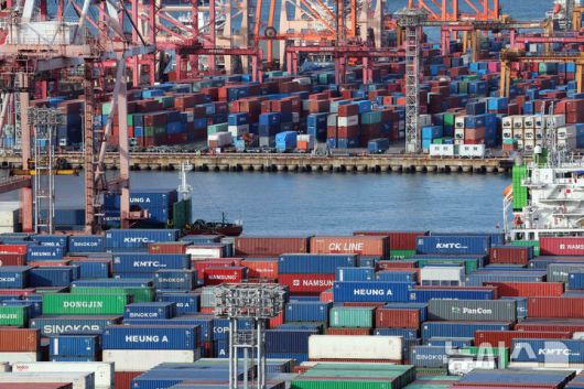 [부산=뉴시스] 하경민 기자 = 1일 산업통상부가 발표한 '2025년 연간 및 12월 수출입 동향'에 따르면 지난해 수출은 1년 전보다 3.8% 증가한 7097억 달러(1025조2600억원)를 달성, 역대 최대 실적을 기록했다.  이날 부산 남구 신선대(사진 아래) 및 감만(위) 부두 야적장에 수출입 컨테이너가 쌓여 있다. 2026.01.01. yulnetphoto@newsis.com