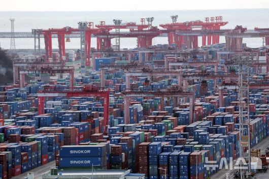 [부산=뉴시스] 하경민 기자 = 1일 산업통상부가 발표한 '2025년 연간 및 12월 수출입 동향'에 따르면 지난해 수출은 1년 전보다 3.8% 증가한 7097억 달러(1025조2600억원)를 달성, 역대 최대 실적을 기록했다.  이날 부산 남구 신선대 부두 야적장에 수출입 컨테이너가 쌓여 있다. 2026.01.01. yulnetphoto@newsis.com