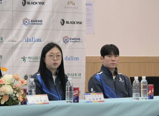 [서울=뉴시스] 문채현 기자 = 한국 컬링 믹스더블 국가대표 김선영과 정영석이 2일 서울 송파구 올림픽파크텔에서 열린 2026 밀라노·코르티나담페초 동계올림픽 출정식에 참석했다. 2026.01.02. dal@newsis.com *재판매 및 DB 금지