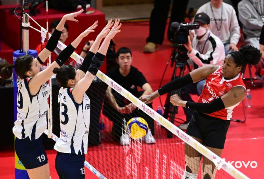 [서울=뉴시스] 여자 프로배구 IBK기업은행의 최정민과 빅토리아가 2일 광주페퍼스타디움에서 열린 진에어 2025~2026 V-리그 여자부 페퍼저축은행과의 경기에서 조이의 공격을 블로킹으로 막아내고 있다. (사진=KOVO 제공) 2026.01.02.