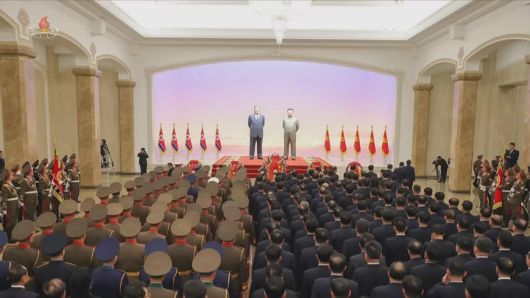 [서울=뉴시스] 북한 조선중앙TV는 김정은 북한 국무위원장이 지난 1일 부인 리설주, 딸 주애와 함께 김일성 주석·김정일 국방위원장 시신이 안치된 금수산태양궁전을 참배했다고 2일 보도했다. (사진=조선중앙TV 캡처) 2026.01.02. photo@newsis.com *재판매 및 DB 금지