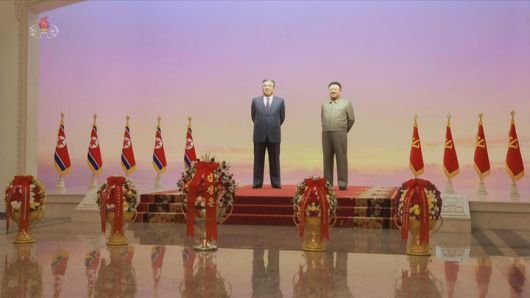 [서울=뉴시스] 북한 조선중앙TV는 김정은 북한 국무위원장이 지난 1일 부인 리설주, 딸 주애와 함께 김일성 주석·김정일 국방위원장 시신이 안치된 금수산태양궁전을 참배했다고 2일 보도했다. (사진=조선중앙TV 캡처) 2026.01.02. photo@newsis.com *재판매 및 DB 금지