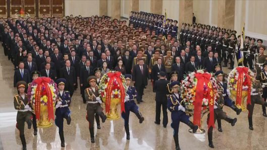 [서울=뉴시스] 북한 조선중앙TV는 김정은 북한 국무위원장이 지난 1일 부인 리설주, 딸 주애와 함께 김일성 주석·김정일 국방위원장 시신이 안치된 금수산태양궁전을 참배했다고 2일 보도했다. (사진=조선중앙TV 캡처) 2026.01.02. photo@newsis.com *재판매 및 DB 금지