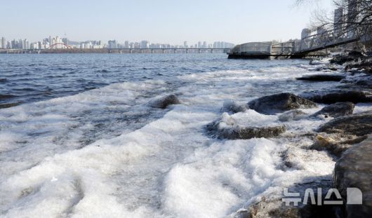 [서울=뉴시스] 김혜진 기자 = 서울 최저기온이 -12도를 기록하며 한파특보가 발효된 지난 2일 서울 영등포구 여의도 한강변에 얼음이 얼어있다. 2026.01.02. jini@newsis.com