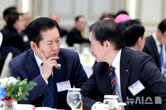 [서울=뉴시스] 고범준 기자 = 정청래 더불어민주당 대표와 조국 조국혁신당 대표가 2일 청와대 영빈관에서 열린 2026년 신년인사회에서 대화를 나누고 있다. (청와대통신사진기자단) 2026.01.02. bjko@newsis.com