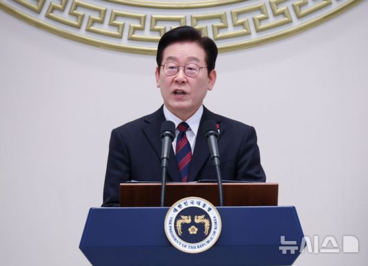 [서울=뉴시스] 고범준 기자 = 이재명 대통령이 2일 청와대 영빈관에서 열린 2026년 신년인사회에서 신년사를 하고 있다. (청와대통신사진기자단) 2026.01.02. bjko@newsis.com