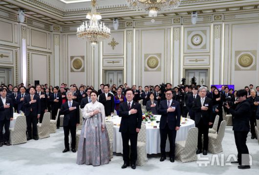 [서울=뉴시스] 고범준 기자 = 이재명 대통령과 김혜경 여사가 2일 청와대 영빈관에서 열린 2026년 신년인사회에서 국민의례를 하고 있다. (청와대통신사진기자단) 2026.01.02. bjko@newsis.com