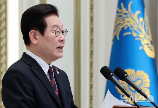 [서울=뉴시스] 고범준 기자 = 이재명 대통령이 2일 청와대 영빈관에서 열린 2026년 신년인사회에서 신년사를 하고 있다. (청와대통신사진기자단) 2026.01.02. bjko@newsis.com