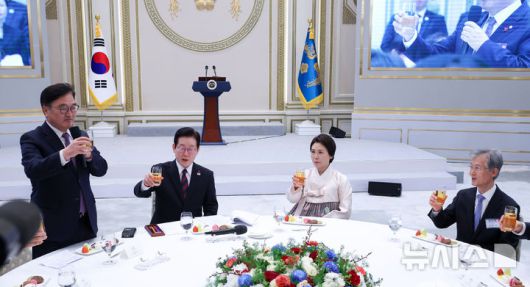 [서울=뉴시스] 고범준 기자 = 이재명 대통령과 김혜경 여사가 2일 청와대 영빈관에서 열린 2026년 신년인사회에 우원식 국회의장의 건배제의에 건배를 하고 있다. (청와대통신사진기자단) 2026.01.02. bjko@newsis.com