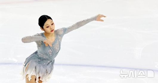 [서울=뉴시스] 박주성 기자 = 3일 서울 목동아이스링크에서 열린 피겨스케이팅 국가대표 최종 선발전을 겸한 제80회 전국남녀 피겨스케이팅 종합선수권대회 쇼트 프로그램 경기에서 신지아 선수가 연기를 펼치고 있다. 2026.01.03. park7691@newsis.com