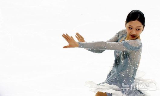 [서울=뉴시스] 박주성 기자 = 3일 서울 목동아이스링크에서 열린 피겨스케이팅 국가대표 최종 선발전을 겸한 제80회 전국남녀 피겨스케이팅 종합선수권대회 쇼트 프로그램 경기에서 신지아 선수가 연기를 펼치고 있다. 2026.01.03. park7691@newsis.com
