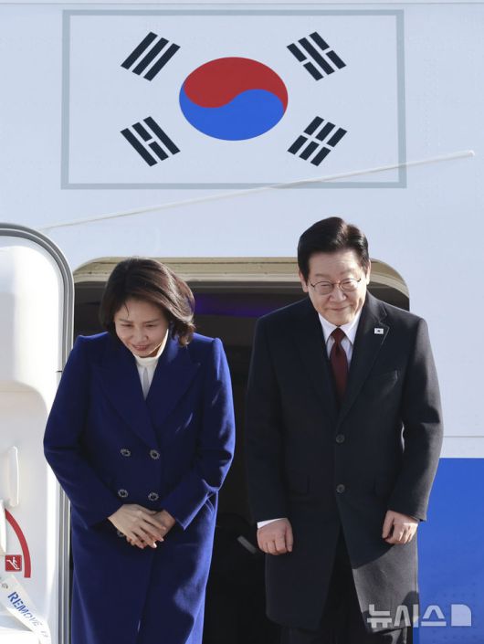 [성남=뉴시스] 최동준 기자 = 국빈 자격으로 중국을 방문하는 이재명 대통령과 김혜경 여사가 4일 경기 성남 서울공항에서 공군 1호기에 올라 인사하고 있다. 2026.01.04. photocdj@newsis.com