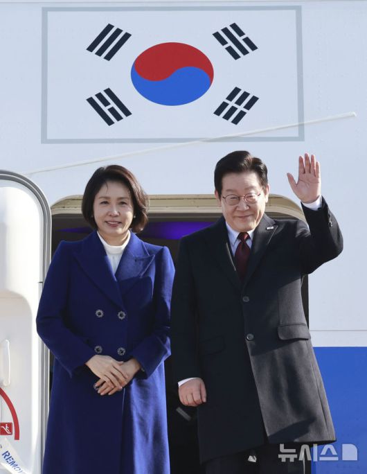 [성남=뉴시스] 최동준 기자 = 국빈 자격으로 중국을 방문하는 이재명 대통령과 김혜경 여사가 4일 경기 성남 서울공항에서 공군 1호기에 올라 인사하고 있다. 2026.01.04. photocdj@newsis.com