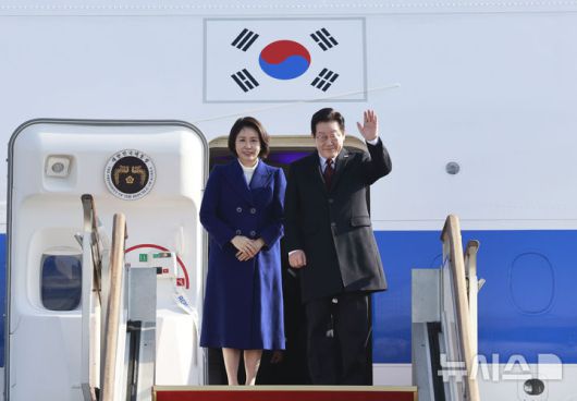 [성남=뉴시스] 최동준 기자 = 국빈 자격으로 중국을 방문하는 이재명 대통령과 김혜경 여사가 4일 경기 성남 서울공항에서 공군 1호기에 올라 인사하고 있다. 2026.01.04. photocdj@newsis.com