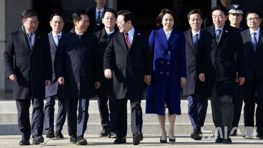 [성남=뉴시스] 최동준 기자 = 국빈 자격으로 중국을 방문하는 이재명 대통령과 김혜경 여사가 4일 경기 성남 서울공항에서 공군 1호기로 향하며 정청래 더불어민주당 대표와 대화를 하 있다. 2026.01.04. photocdj@newsis.com