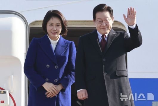 [성남=뉴시스] 최동준 기자 = 국빈 자격으로 중국을 방문하는 이재명 대통령과 김혜경 여사가 4일 경기 성남 서울공항에서 공군 1호기에 올라 인사하고 있다. 2026.01.04. photocdj@newsis.com