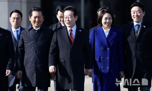 [성남=뉴시스] 최동준 기자 = 국빈 자격으로 중국을 방문하는 이재명 대통령과 김혜경 여사가 4일 경기 성남 서울공항에서 공군 1호기로 향하고 있다. 2026.01.04. photocdj@newsis.com