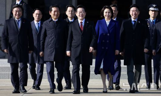 [성남=뉴시스] 최동준 기자 = 국빈 자격으로 중국을 방문하는 이재명 대통령과 김혜경 여사가 4일 경기 성남 서울공항에서 공군 1호기로 향하고 있다. 2026.01.04. photocdj@newsis.com