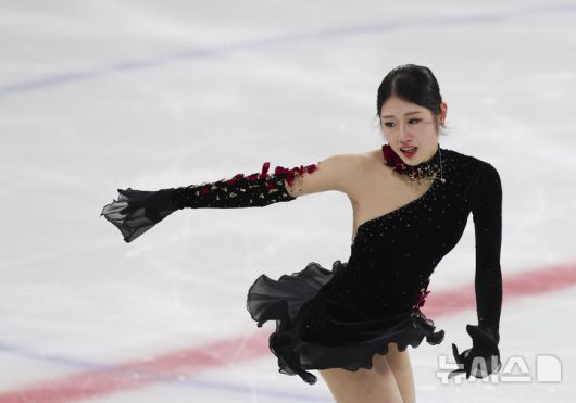 [서울=뉴시스] 김근수 기자 = 피겨스케이팅 선수 이해인(고려대)이 4일 서울 양천구 목동 아이스링크에서 열린 제80회 전국남녀 피겨스케이팅 종합선수권대회 여자 시니어 프리 스케이팅에서 연기를 펼치고 있다. 2026.01.04. ks@newsis.com