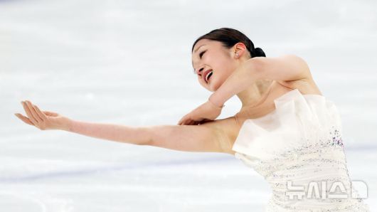 [서울=뉴시스] 김근수 기자 = 피겨스케이팅 선수 신지아(세화여고)가 4일 서울 양천구 목동 아이스링크에서 열린 제80회 전국남녀 피겨스케이팅 종합선수권대회 여자 시니어 프리 스케이팅에서 연기를 펼치고 있다. 2026.01.04. ks@newsis.com