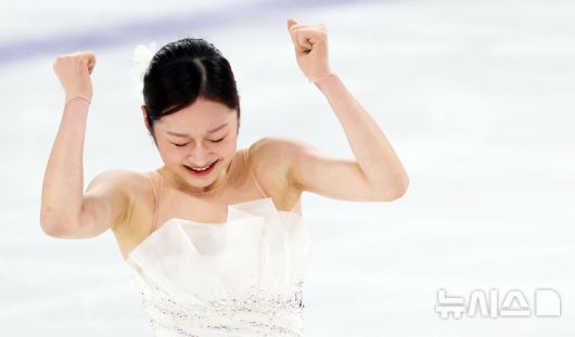 [서울=뉴시스] 김근수 기자 = 피겨스케이팅 선수 신지아(세화여고)가 4일 서울 양천구 목동 아이스링크에서 열린 제80회 전국남녀 피겨스케이팅 종합선수권대회 여자 시니어 프리 스케이팅에서 연기를 마치고 주먹을 불끈 쥐고 있다. 2026.01.04. ks@newsis.com