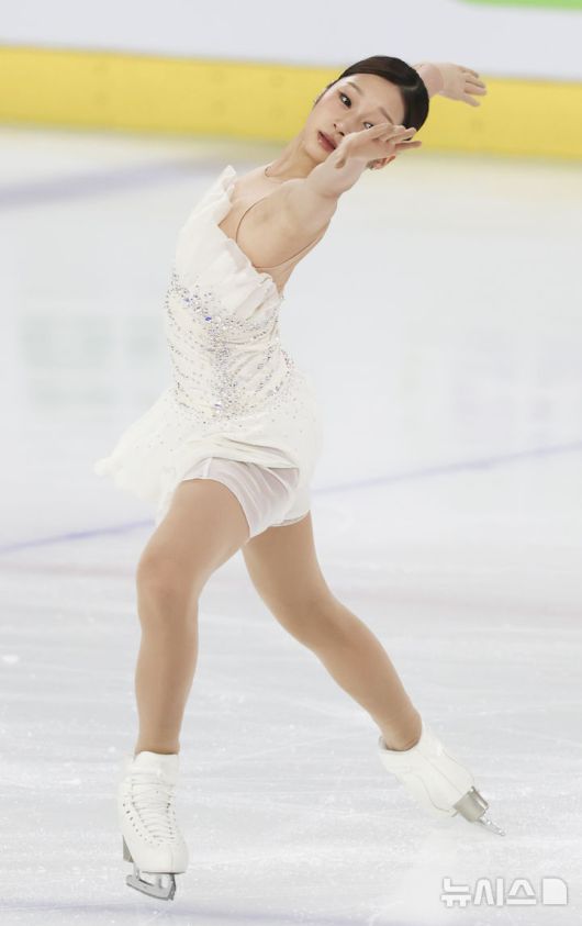 [서울=뉴시스] 김근수 기자 = 피겨스케이팅 선수 신지아(세화여고)가 4일 서울 양천구 목동 아이스링크에서 열린 제80회 전국남녀 피겨스케이팅 종합선수권대회 여자 시니어 프리 스케이팅에서 연기를 펼치고 있다. 2026.01.04. ks@newsis.com