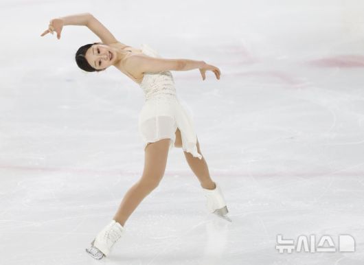[서울=뉴시스] 김근수 기자 = 피겨스케이팅 선수 신지아(세화여고)가 4일 서울 양천구 목동 아이스링크에서 열린 제80회 전국남녀 피겨스케이팅 종합선수권대회 여자 시니어 프리 스케이팅에서 연기를 펼치고 있다. 2026.01.04. ks@newsis.com