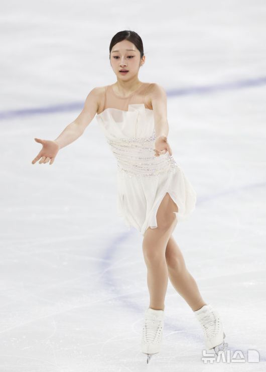 [서울=뉴시스] 김근수 기자 = 피겨스케이팅 선수 신지아(세화여고)가 4일 서울 양천구 목동 아이스링크에서 열린 제80회 전국남녀 피겨스케이팅 종합선수권대회 여자 시니어 프리 스케이팅에서 연기를 펼치고 있다. 2026.01.04. ks@newsis.com