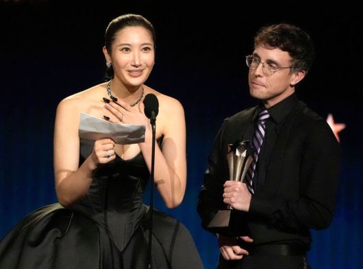 [산타모니카=AP/뉴시스] 이재(EJAE)와 마크 소넨블릭이 4일(현지 시간) 미 캘리포니아주 산타모니카의 바커 행어에서 열린 제31회 크리틱스 초이스 어워즈에서 케이팝 데몬 헌터스(케데헌) 주제가 '골든'으로 주제가상을 받은 후 소감을 말하고 있다. 2026.01.05.