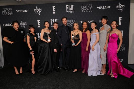 [산타모니카=AP/뉴시스] 케이팝 데몬 헌터스(케데헌)의 매기 강(오른쪽 다섯 번째) 감독과 제작진이 4일(현지 시간) 미 캘리포니아주 산타모니카의 바커 행어에서 열린 제31회 크리틱스 초이스 어워즈에서 최우수 장편 애니메이션상을 받은 후 프레스룸에서 기념 촬영을 하고 있다. '케데헌'은 '골든'으로 주제가상도 받아 2관왕에 올랐다. 2026.01.05.