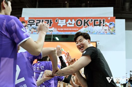 [서울=뉴시스] 남자 프로배구 우리카드 박철우 감독대행이 2일 부산강서체육관에서 열린 진에어 2025~2026 V-리그 남자부 OK저축은행과의 경기에서 숭리한 뒤 기뻐하고 있다. (사진=KOVO 제공) 2026.01.02. *재판매 및 DB 금지