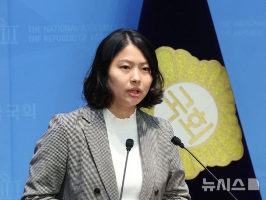 [서울=뉴시스] 김금보 기자 = 손주하 국민의힘 서울 중구 구의원이 5일 오전 서울 여의도 국회 소통관에서 '이혜훈 기획예산처 장관 후보자 갑질 폭로 기자회견'을 열고 피해를 주장하고 있다. 2026.01.05. kgb@newsis.com