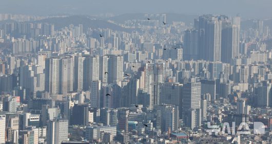 [서울=뉴시스] 서울 중구 남산에서 서울시내 아파트가 보이고 있다. photo@newsis.com