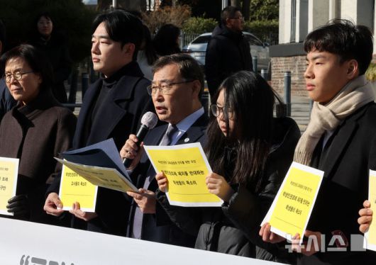 [서울=뉴시스] 배훈식 기자 = 정근식(왼쪽 세번째) 서울시교육감이 5일 오후 서울 중구 서울시의회 본관 앞에서 학생인권 조례 폐지 조례안 재의 요구 기자회견을 하고 있다. 2026.01.05. dahora83@newsis.com
