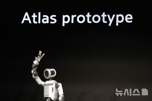 [라스베이거스=AP/뉴시스] 5일(현지 시간) 미 네바다주 라스베이거스 만달레이베이 컨벤션 센터에서 세계 최대 IT·전자 전시회 'CES 2026' 개막을 앞두고 열린 현대차그룹과 보스턴 다이내믹스의 미디어데이에서 휴머노이드 로봇 '아틀라스'가 공개되고 있다. 2026.01.07.