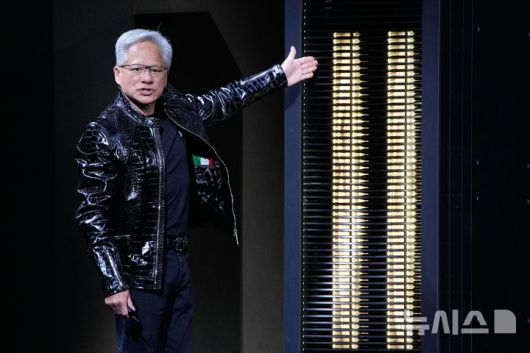 [라스베이거스=AP/뉴시스] 젠슨 황 엔비디아 최고경영자(CEO)가 5일(현지 시간) 미 네바다주 라스베이거스 퐁텐블로 호텔에서 세계 최대 IT·전자 전시회 'CES 2026' 개막을 앞두고 열린 엔비디아 라이브에서 루빈 AI 슈퍼컴퓨팅 플랫폼에 대해 발언하고 있다. 2026.01.06.