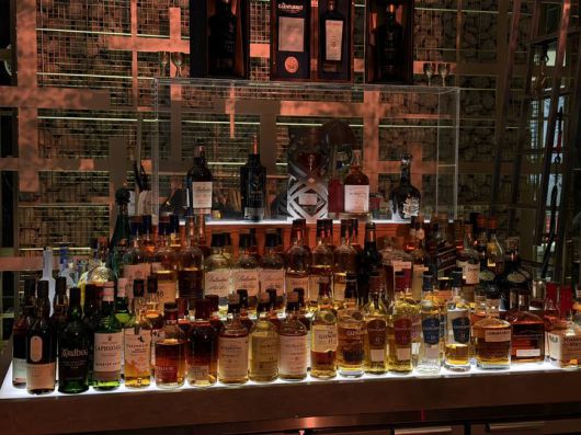 [서울=뉴시스] 김민성 기자 = 시그니엘 서울 '바81'에 전시된 위스키 모습. 2026.01.05. kms@newsis.com. *재판매 및 DB 금지