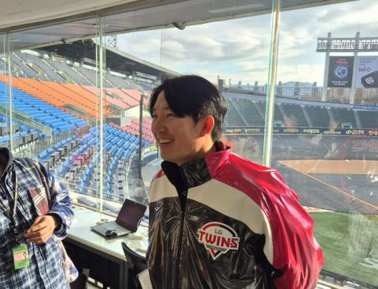 [서울=뉴시스] 문채현 기자 = 프로야구 LG 트윈스의 장시환이 6일 서울 잠실구장에서 열린 구단 신년인사회를 마친 뒤 취재진을 만나 인터뷰에 응하고 있다. 2026.01.06. dal@newsis.com *재판매 및 DB 금지