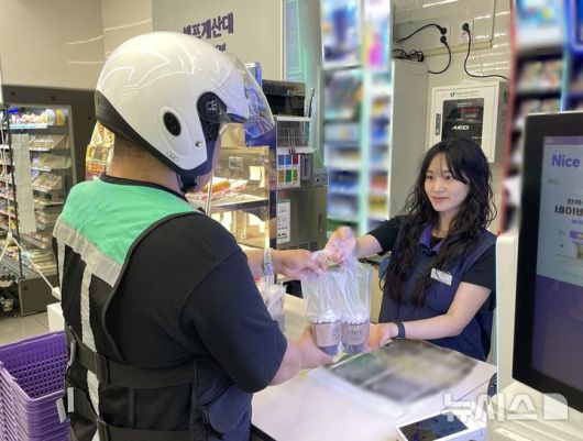 [서울=뉴시스] BGF리테일이 운영하는 편의점 CU는 자체상표(PB) 커피인 'get 커피'의 배달 서비스를 운영하고 있다. 사진은 get 커피 배달 서비스 이미지. (사진=BGF리테일 제공) 2026.01.06. photo@newsis.com